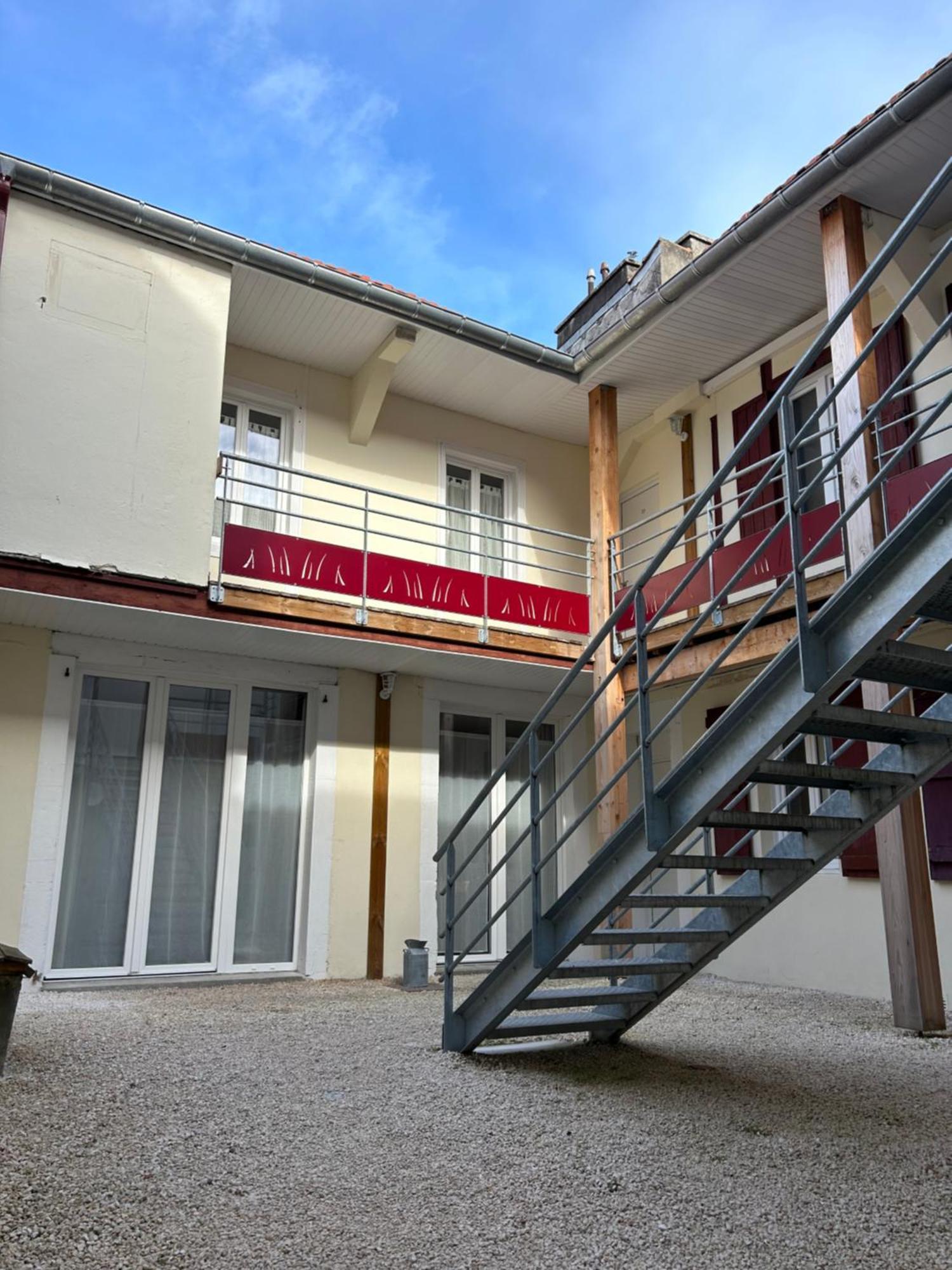 Le Patio : Appartement Chic 3 Chambres Au Coeur De Pau Exterior photo